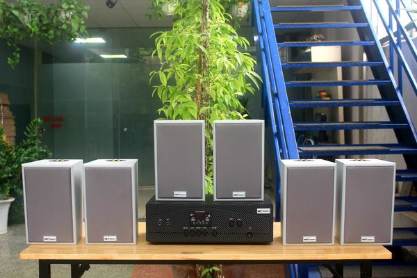 Loa treo tường, phát nhạc nền thông báo: Amply A917 + 6 V58C, Amply hai vùng âm lượng, loa được thiết kế riêng, bật lớn không tạp âm, miễn phí công lắp đặt, bảo hành dài hạn 5 năm.