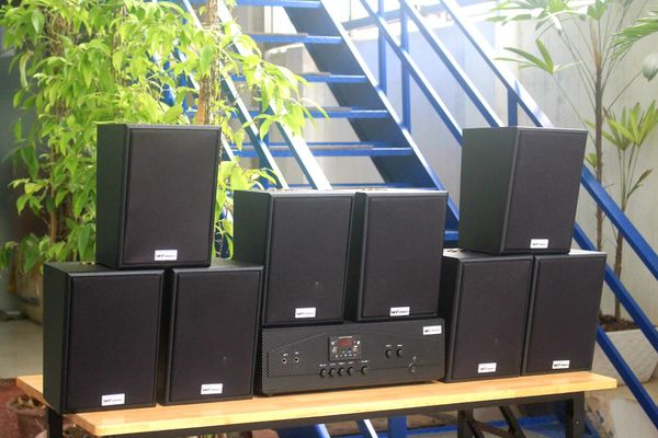 Dàn loa treo tường thông báo, phát nhạc nền tự động: Amply A917 Goldsound 2 vùng âm lượng 1200w + 8 loa Goldsound V55C 55w, loa được thiết kế riêng cho quán, bật lớn không tạp âm, miễn phí công lắp đặt, bảo hành dài hạn 5 năm