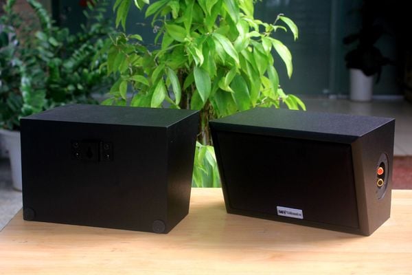 Loa Goldsound vệ tinh sân vườn Goldsound V40NT_SG (ngoài trời)(số lượng 01 loa), công suất 40w, thiết kế chống nước, loa bass 4 inch, kích thước rộng 25 cm, cao 17 cm, sâu 19 cm, bảo hành 12 tháng.