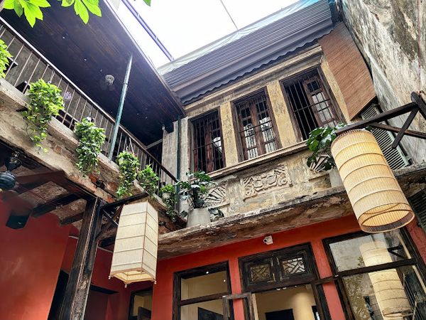 Hệ thống âm thanh cho quán The Hanoi Café, Hoàn Kiếm, Hà Nội, loa được thiết kế riêng cho quán, bật lớn không tạp âm, miễn phí công lắp đặt, bảo hành dài hạn 5 năm