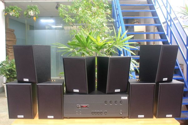 Dàn loa treo tường thông báo, phát nhạc nền tự động: Amply A384-4K Goldsound 4 vùng âm lượng 800w + 8 loa Goldsound V55C 55w Amply 4 - 6 vùng âm lượng, loa được thiết kế riêng cho quán, bật lớn không tạp âm