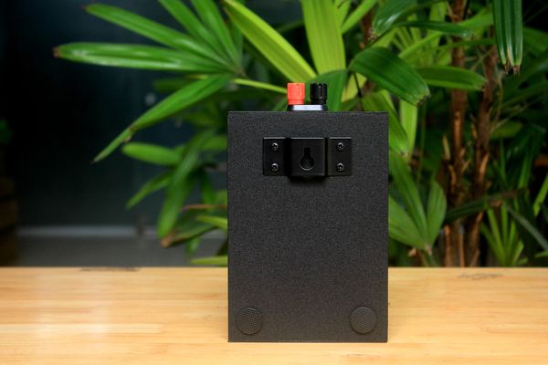 Loa vệ tinh treo tường Goldsound V12-SG Gold4cafe (1 loa)- 12w, củ loa toàn dải cả âm Bass &Tress 3 inch, loa được thiết kế đập chậm để phù hợp với style quán dịch vụ, kích thước (Rộng*Cao*Sâu): 13*18*12.5 cm; chất liệu thùng gỗ 100%. Bảo hành 60 tháng