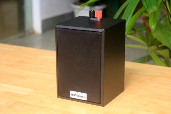Loa vệ tinh treo tường Goldsound V12 Gold4cafe (1 loa) - công suất 12w, củ loa toàn dải cả âm Bass &Tress 3 inch, loa được thiết kế đập chậm để phù hợp với style quán dịch vụ, kích thước (Rộng*Cao*Sâu): 13*18*12.5 cm; chất liệu thùng gỗ 100%
