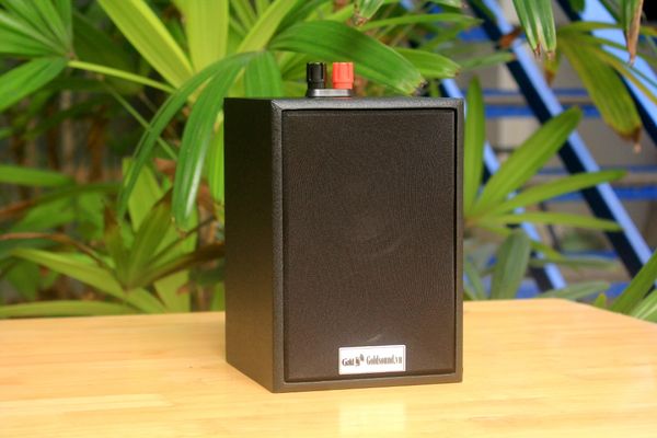 Loa vệ tinh treo tường Goldsound V12-DA Gold4cafe (1 loa) - 12w, củ loa toàn dải cả âm Bass &Tress 3 inch, loa được thiết kế đập chậm để phù hợp với style quán dịch vụ, kích thước (Rộng*Cao*Sâu): 13*18*12.5 cm; chất liệu thùng gỗ 100%. Bảo hành 60 tháng