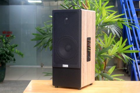 Loa di động D385P_DA, công suất 80w, bass 20 cm, treble, bluetooth 5.0, cổng cắm Micro, cổng rca, khe usb, thiết kế loa thùng gỗ cao 63 cm, rộng 25 cm, sâu 31 cm. Bảo hành 12 tháng