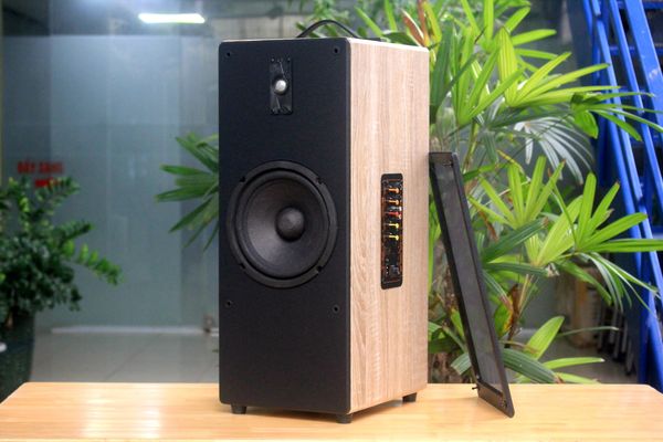 Loa di động D385P, công suất 80w, pin 4 - 6h, bass 20 cm, treble, bluetooth 5.0, cổng cắm Micro, cổng rca, khe usb, thiết kế loa thùng gỗ cao 63 cm, rộng 25 cm, sâu 31 cm. Bảo hành 12 tháng