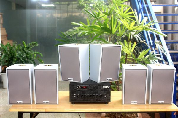 Loa treo tường, phát nhạc nền thông báo: Amply A384 Goldsound 2 vùng âm lượng 380w + 6 loa Goldsound V58C 58w, loa được thiết kế riêng cho quán, bật lớn không tạp âm, miễn phí công lắp đặt, bảo hành dài hạn 5 năm.