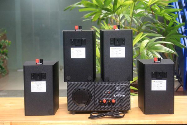 Dàn loa treo tường: Amply A384 Goldsound 2 vùng âm lượng 380w + 4 loa Goldsound V25C, loa được thiết kế riêng cho quán, bật lớn không tạp âm, miễn phí công lắp đặt, bảo hành dài hạn 5 năm.
