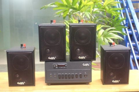 Dàn loa treo tường: Amply A384 Goldsound 2 vùng âm lượng 380w + 4 loa Goldsound V25C, loa được thiết kế riêng cho quán, bật lớn không tạp âm, miễn phí công lắp đặt, bảo hành dài hạn 5 năm.