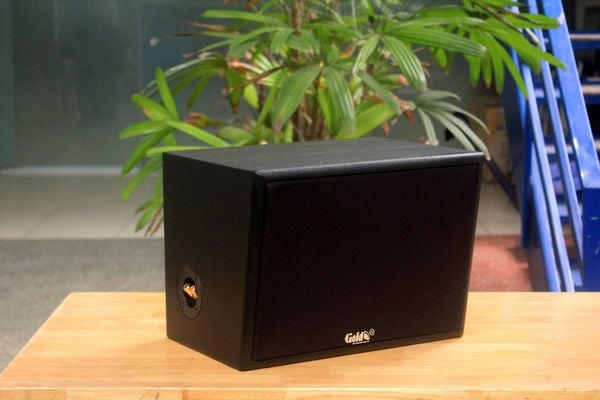 Loa Goldsound vệ tinh treo tường V130PU_DA (Số lượng 1 loa), công suất 130w, loa bass 20 cm, treble 10 cm, kích thước rộng 37 cm, cao 27.5 cm, sâu 28.5 cm, phủ da cao cấp, bảo hành dài hạn 5 năm.
