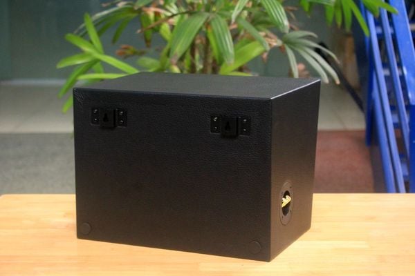 Loa Goldsound vệ tinh treo tường V130PU (Số lượng 1 loa), công suất 130w, loa bass 20 cm, treble 10 cm, kích thước rộng 37 cm, cao 27.5 cm, sâu 28.5 cm, phủ da cao cấp, bảo hành dài hạn 5 năm.
