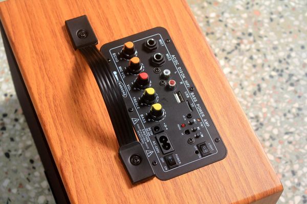 Loa di động D99P_DA, công suất 50w, pin 8 - 12h, bass 4 inch, 1 treble, bluetooth 5.0, 2 cổng cắm Micro, cổng rca, khe usb, thiết kế loa thùng gỗ cao 20 cm, rộng 32 cm, sâu 20 cm. Bảo hành 12 tháng