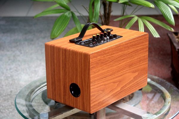 Loa nghe nhạc di động D99P, công suất 50w, pin 8 - 12h, bass 4 inch, 1 treble, bluetooth 5.0, 2 cổng cắm Micro, cổng rca, khe usb, thiết kế loa thùng gỗ cao 20 cm, rộng 32 cm, sâu 20 cm. Bảo hành 12 tháng