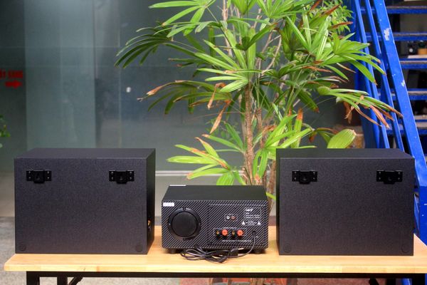 Dàn loa treo tường: Amply A384 Goldsound 2 vùng âm lượng 380w + 2 loa Goldsound V130 130w, loa được thiết kế riêng cho quán, bật lớn không tạp âm, miễn phí công lắp đặt, bảo hành dài hạn 5 năm