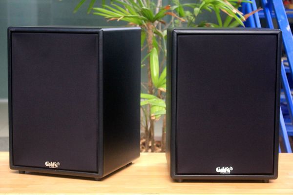 Loa Acoustic, hội trường V230PU công suất 200w, loa bass 25 cm, treble 10 cm, kích thước rộng 32 cm, cao 47 cm, sâu 31 cm, phủ da PVC cao cấp, bảo hành dài hạn 5 năm.