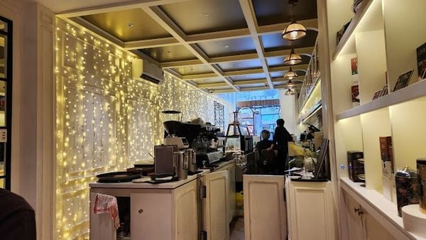 Loa Goldsound cho Buttery Cake & Cafe, Quận 1, TP HCM, loa V40C-40w, loa được thiết kế riêng cho quán, bật lớn không tạp âm, miễn phí công lắp đặt, bảo hành dài hạn 5 năm