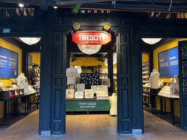 Loa Goldsound cho cửa hàng quà tặng TiredCity 152 Trần Phú, Hội An, Quảng Nam, Amply 4 - 6 vùng âm lượng, loa được thiết kế riêng cho quán, bật lớn không tạp âm, miễn phí công lắp đặt, bảo hành dài hạn 5 năm.