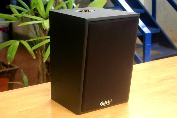 Loa Goldsound vệ tinh treo tường V70C-PU (số lượng 01 loa), công suất 70w, loa Bass 5.25 inch, treble 10 cm, kích thước rộng 22.5 cm, cao 32.5 cm, sâu 24.5 cm, phủ da cao cấp, bảo hành dài hạn 5 năm.