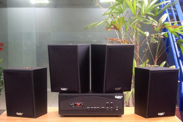 Dàn loa treo tường thông báo phát nhạc nền tự động: Amply A917PU-2K Goldsound 2 vùng âm lượng 1200w + 4 loa Goldsound V70C-PU 70w, loa được thiết kế riêng cho quán, bật lớn không tạp âm