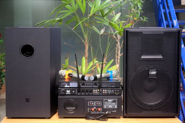 Dàn âm thanh Acoustic V258PU: Đẩy 1200w Goldsound + 2 loa Goldsound V258PU - 258w + 1 Micro không dây  + 1 vang cơ, bảo hành dài hạn 5 năm.