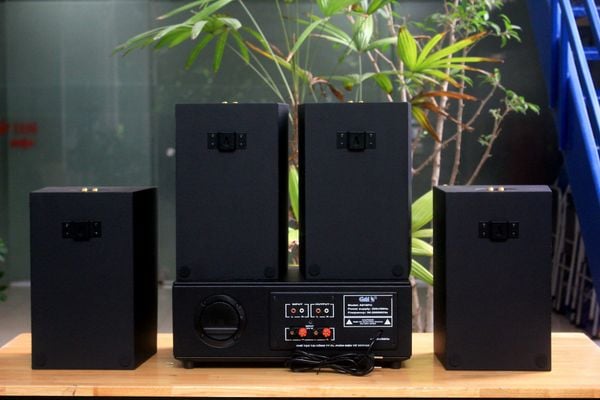 Dàn loa treo tường: Amply A918PU-2K Goldsound 2 vùng âm lượng 1200w + 4 loa Goldsound V70C-PU 70w, loa được thiết kế riêng cho quán, bật lớn không tạp âm, miễn phí công lắp đặt, bảo hành dài hạn 5 năm.