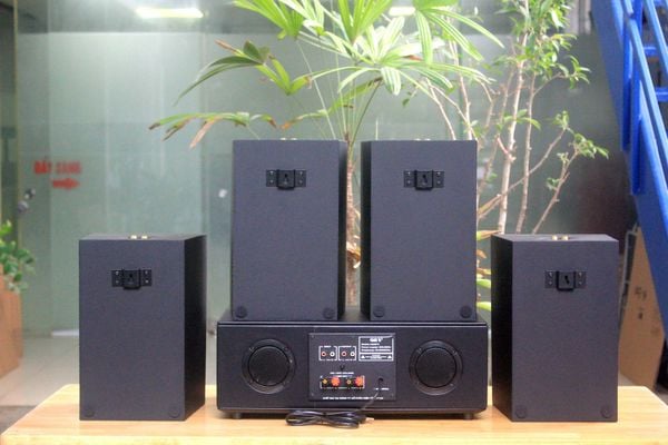 Dàn loa treo tường thông báo phát nhạc nền tự động: Amply A938PU-2K Goldsound 2 vùng âm lượng 1500w + 4 loa Goldsound V70C-PU 70w, loa được thiết kế riêng cho quán, bật lớn không tạp âm