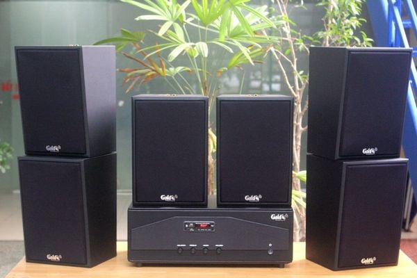 Dàn loa treo tường thông báo phát nhạc nền tự động: Amply A938PU-2K Goldsound 2 vùng âm lượng 1500w + 6 loa Goldsound V70C-PU 70w, loa được thiết kế riêng cho quán, bật lớn không tạp âm