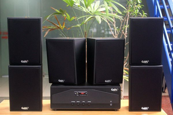 Dàn loa treo tường thông báo phát nhạc nền tự động: Amply A938PU-2K Goldsound 2 vùng âm lượng 1500w + 6 loa Goldsound V70C-PU 70w, loa được thiết kế riêng cho quán, bật lớn không tạp âm