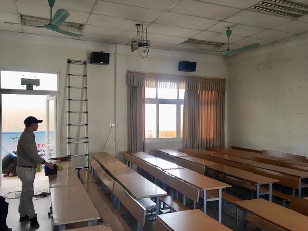 Loa cho Trường Đại Học Nội Vụ Hà Nội: Âm ly có thể điều chỉnh được âm lượng của âm thanh phát ra cho từng khu vực trong lớp, âm thanh luôn rõ ràng, chuyên cho giảng dạy.