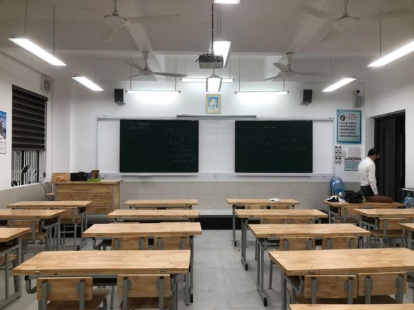 Loa cho trường THCS Cầu Giấy: Âm ly có thể điều chỉnh được âm lượng của âm thanh phát ra cho từng khu vực trong lớp, âm thanh luôn rõ ràng, chuyên cho giảng dạy.