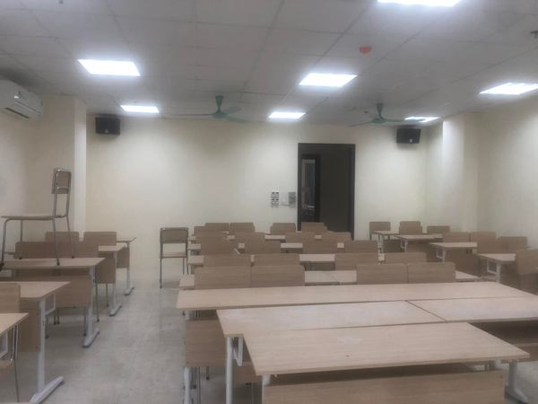 Loa cho trường Đại Học Điện Lực: Âm ly có thể điều chỉnh được âm lượng của âm thanh phát ra cho từng khu vực trong lớp, âm thanh luôn rõ ràng, chuyên cho giảng dạy.
