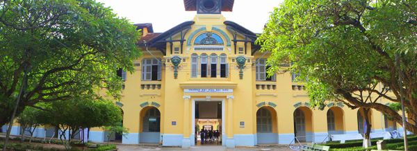 Loa cho Trường Đại Học Sài Gòn: Âm ly có thể điều chỉnh được âm lượng của âm thanh phát ra cho từng khu vực trong lớp, âm thanh luôn rõ ràng, chuyên cho giảng dạy.