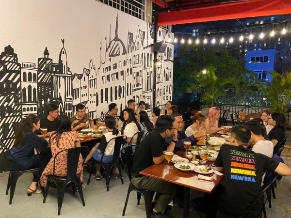 Loa Goldsound cho BRUX-Belgian Capital Beer, Q. Tân Bình, TP. HCM, amply 2 kênh 900w, bluetooth 5.0, loa V130-130w, loa được thiết kế riêng cho quán, bật lớn không tạp âm, miễn phí công lắp đặt, bảo hành dài hạn 5 năm