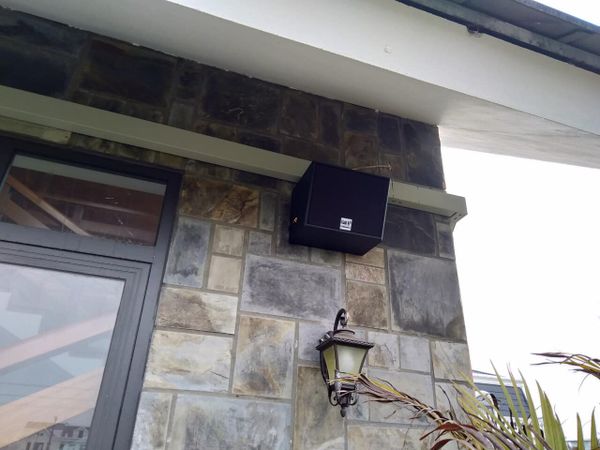 Loa Goldsound cho quán The Mansion Coffee, amply 2 kênh 1200w, bluetooth 5.0, loa chống nước V130NT - 130w, loa được thiết kế riêng cho quán, bật lớn không tạp âm, miễn phí công lắp đặt, bảo hành dài hạn 5 năm