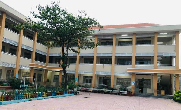 Loa cho Trường TH Nguyễn Chí Thanh: Âm ly có thể điều chỉnh được âm lượng của âm thanh phát ra cho từng khu vực trong lớp, âm thanh luôn rõ ràng, chuyên cho giảng dạy.