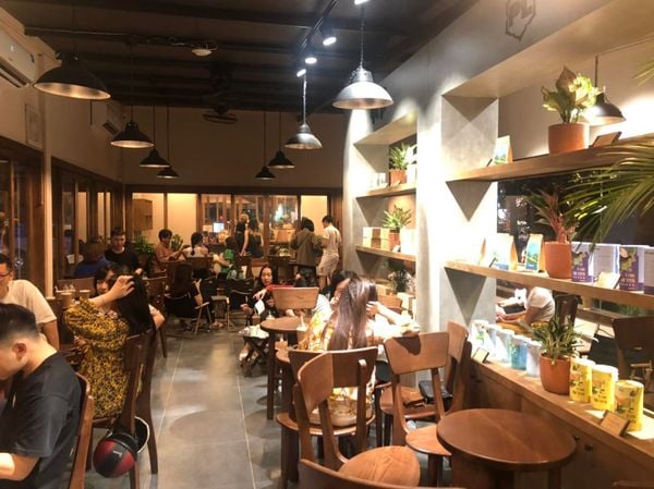 Hệ thống âm thanh cho Phê La Núi Trúc, Amply 4 - 6 vùng âm lượng, loa được thiết kế riêng cho quán, bật lớn không tạp âm, miễn phí công lắp đặt, bảo hành dài hạn 5 năm.