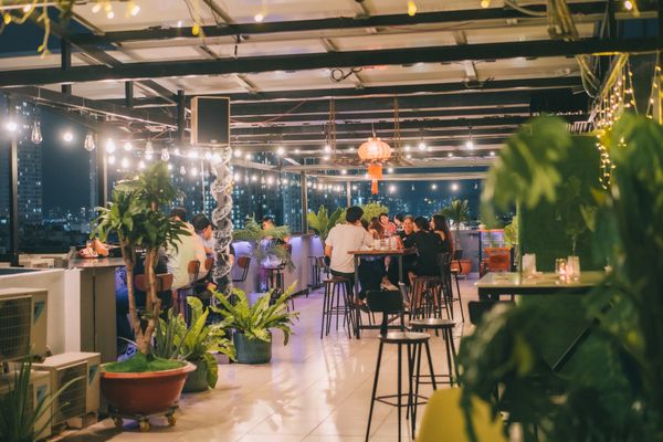 Loa cho quán GARRISON ROOFTOP, Quận 7, TP.HCM, Amply 4 - 6 vùng âm lượng, loa được thiết kế riêng cho quán, bật lớn không tạp âm, miễn phí công lắp đặt, bảo hành dài hạn 5 năm.