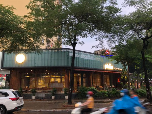 Hệ thống âm thanh cho Phiin Cafe house, Hà Nội, Amply 4 - 6 vùng âm lượng, loa được thiết kế riêng cho quán, bật lớn không tạp âm, miễn phí công lắp đặt, bảo hành dài hạn 5 năm.