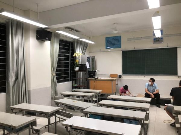 Loa cho Trường học Tiểu Học Nghĩa Đô: Âm ly có thể điều chỉnh được âm lượng của âm thanh phát ra cho từng khu vực trong lớp, âm thanh luôn rõ ràng, chuyên cho giảng dạy.
