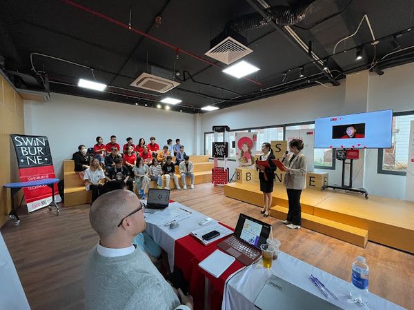 Loa cho trường học Swinburne Vietnam, cấu hình lắp đặt: Âm ly có thể điều chỉnh được âm lượng của âm thanh phát ra cho từng khu vực trong lớp, âm thanh luôn rõ ràng, chuyên cho giảng dạy.