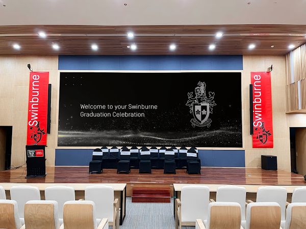 Loa cho trường học Swinburne Vietnam, cấu hình lắp đặt: Âm ly có thể điều chỉnh được âm lượng của âm thanh phát ra cho từng khu vực trong lớp, âm thanh luôn rõ ràng, chuyên cho giảng dạy.