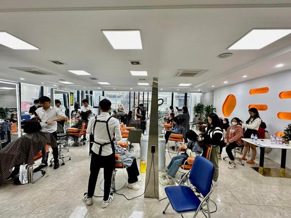 Lắp đặt loa âm trần cho quán cắt tóc 1900 Hair Salon, Hà Nội, Amply 4 - 6 vùng âm lượng, loa được thiết kế riêng cho quán, bật lớn không tạp âm, miễn phí công lắp đặt, bảo hành dài hạn 5 năm.