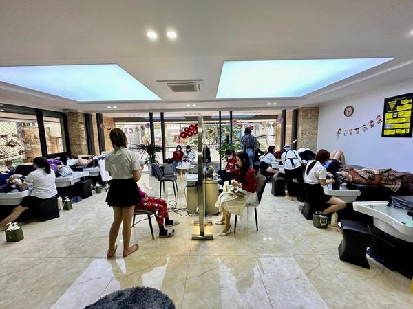 Lắp đặt loa âm trần cho quán cắt tóc 1900 Hair Salon, Hà Nội, Amply 4 - 6 vùng âm lượng, loa được thiết kế riêng cho quán, bật lớn không tạp âm, miễn phí công lắp đặt, bảo hành dài hạn 5 năm.