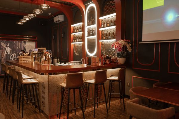 Loa cho BRUX-Belgian Capital Beer, Tân Bình, TP.HCM, amply 2 kênh 900w, bluetooth 5.0, loa V130-130w, loa được thiết kế riêng cho quán, bật lớn không tạp âm, miễn phí công lắp đặt, bảo hành dài hạn 5 năm