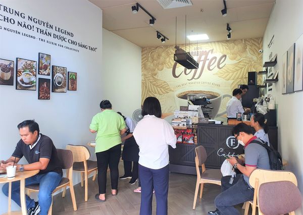 Hệ thống âm thanh quán cafe cho Trung Nguyên E-Coffee, Amply 4 - 6 vùng âm lượng, loa được thiết kế riêng cho quán, bật lớn không tạp âm, miễn phí công lắp đặt, bảo hành dài hạn 5 năm.