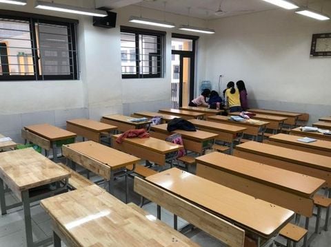 Loa cho Trường Tiểu học Nghĩa Đô, Hà Nội: Âm ly có thể điều chỉnh được âm lượng của âm thanh phát ra cho từng khu vực trong lớp, âm thanh luôn rõ ràng, chuyên cho giảng dạy.