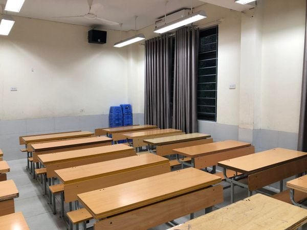 Loa Trường Tiểu học Nghĩa Đô: Âm ly có thể điều chỉnh được âm lượng của âm thanh phát ra cho từng khu vực trong lớp, âm thanh luôn rõ ràng, chuyên cho giảng dạy.