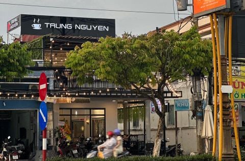 Loa thông báo, phát nhạc nền tự động Goldsound cho Trung Nguyên E-Coffee Đồng Khởi, loa được thiết kế riêng cho quán, bật lớn không tạp âm, miễn phí công lắp đặt, bảo hành dài hạn 5 năm