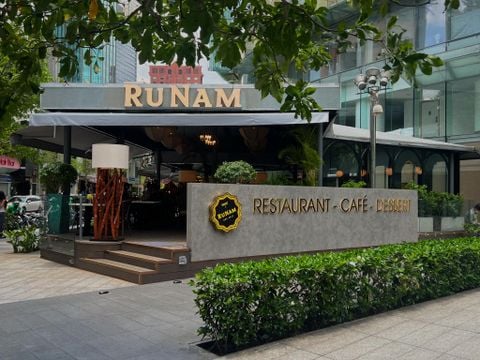 Hệ thống âm thanh cho quán cà phê nhà hàng RuNam Bitexco, Quận 1, TP.HCM, Amply 4 - 6 vùng âm lượng, loa được thiết kế riêng cho quán, bật lớn không tạp âm, miễn phí công lắp đặt, bảo hành dài hạn 5 năm.