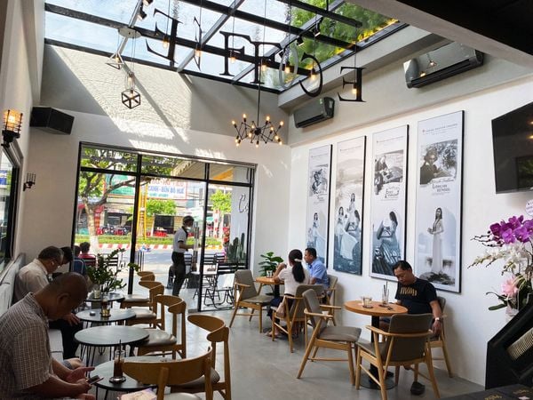 Loa thông báo, phát nhạc nền tự động Goldsound cho Trung Nguyên E-Coffee Đồng Khởi, loa được thiết kế riêng cho quán, bật lớn không tạp âm, miễn phí công lắp đặt, bảo hành dài hạn 5 năm